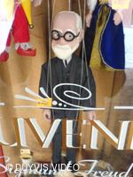 Freud za výlohou - loutka
